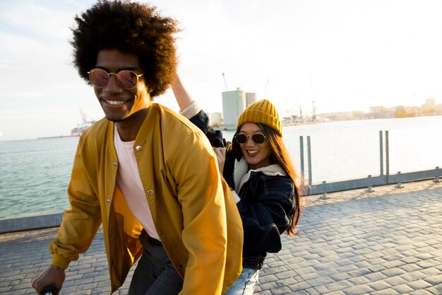 Estilo de vida de amigos jóvenes al aire libre