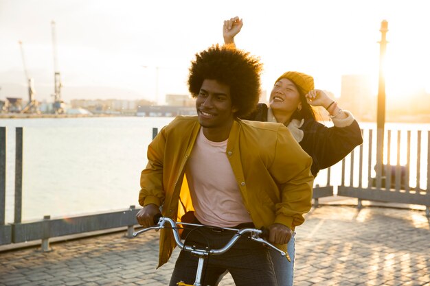 Estilo de vida de amigos jóvenes al aire libre