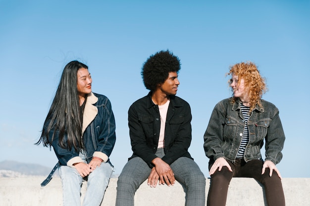 Estilo de vida de amigos jóvenes al aire libre