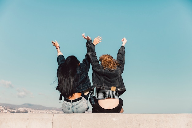 Estilo de vida de amigos jóvenes al aire libre