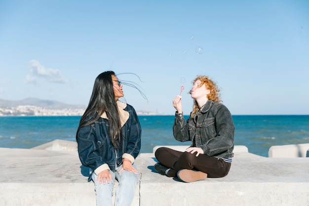 Estilo de vida de amigos jóvenes al aire libre