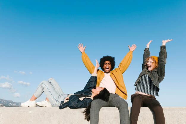 Estilo de vida de amigos jóvenes al aire libre