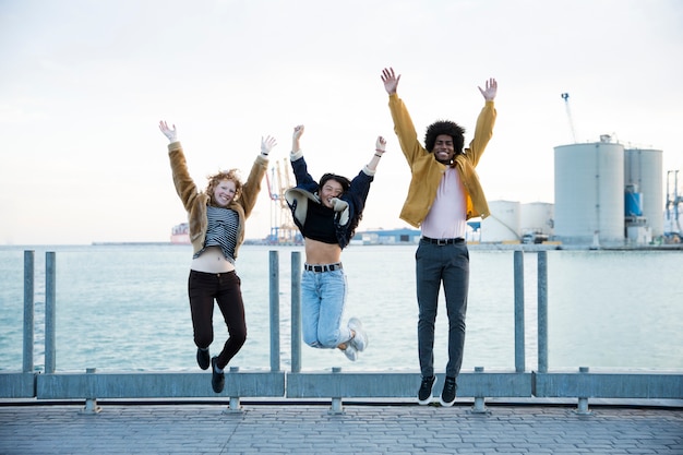 Estilo de vida de amigos jóvenes al aire libre