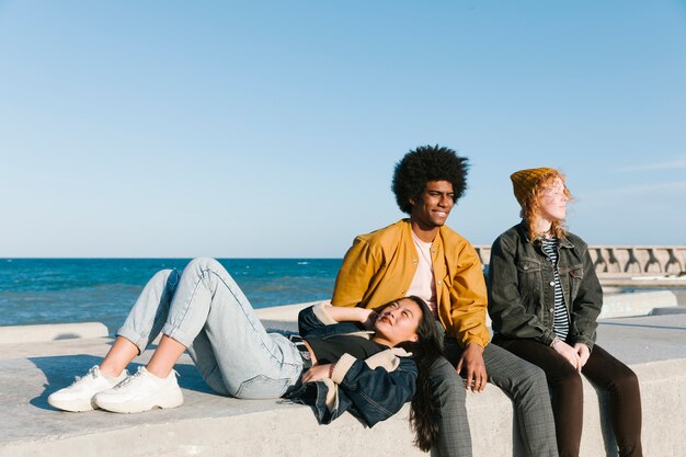 Estilo de vida de amigos jóvenes al aire libre