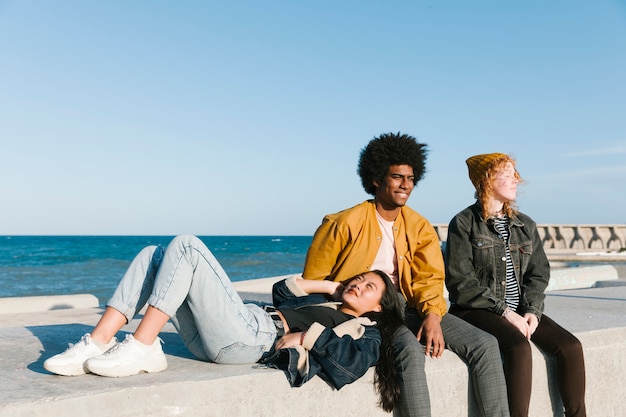 Estilo de vida de amigos jóvenes al aire libre