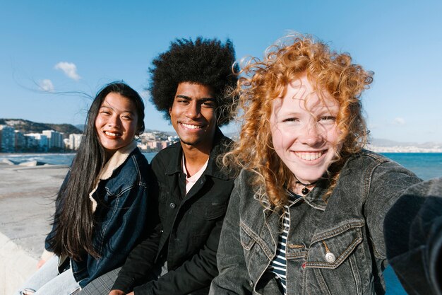 Estilo de vida de amigos jóvenes al aire libre