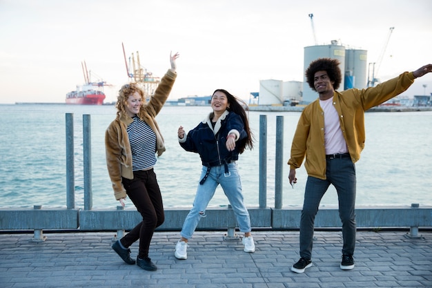 Foto gratuita estilo de vida de amigos jóvenes al aire libre