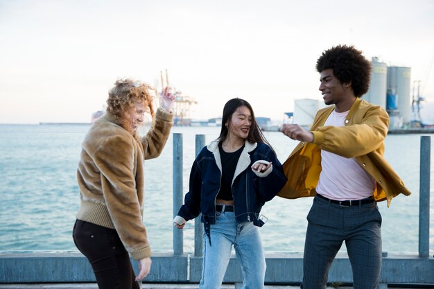 Estilo de vida de amigos jóvenes al aire libre