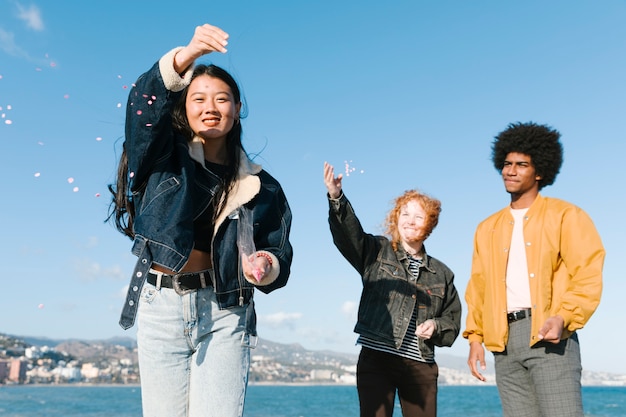 Estilo de vida de amigos jóvenes al aire libre