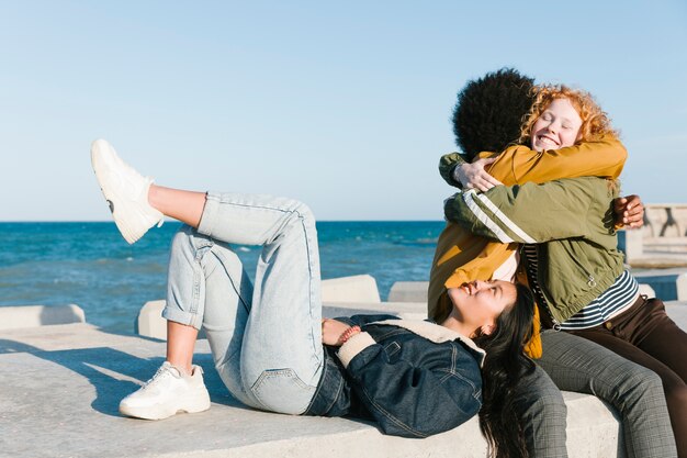 Estilo de vida de amigos jóvenes al aire libre