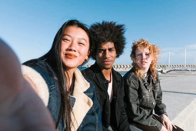 Foto gratuita estilo de vida de amigos jóvenes al aire libre