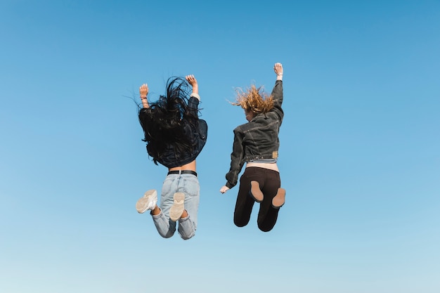 Estilo de vida de amigos jóvenes al aire libre