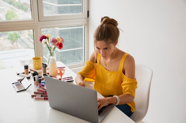 Estilo de vida de blogger de alto ángulo en casa