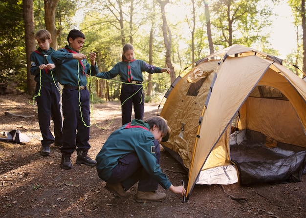 Foto gratuita estilo de vida de los boy scouts en el bosque