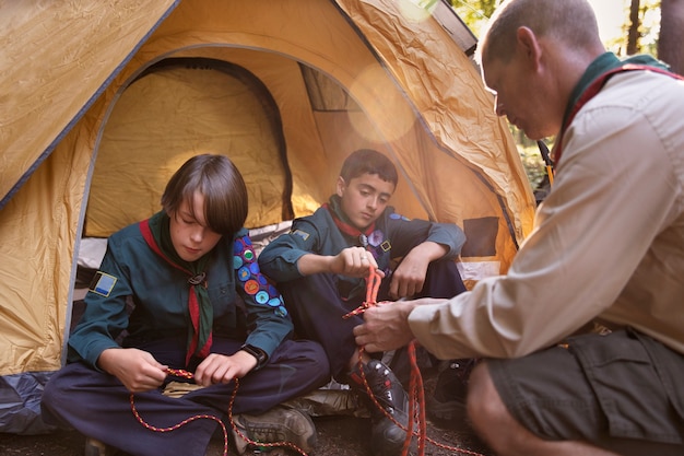 Foto gratuita estilo de vida de los boy scouts en el bosque