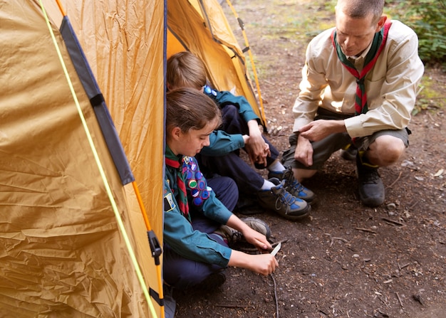 Foto gratuita estilo de vida de los boy scouts en el bosque