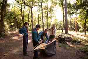 Foto gratuita estilo de vida de los boy scouts en el bosque