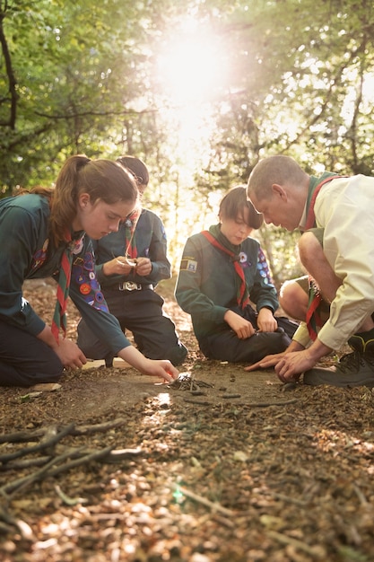 Foto gratuita estilo de vida de los boy scouts en el bosque