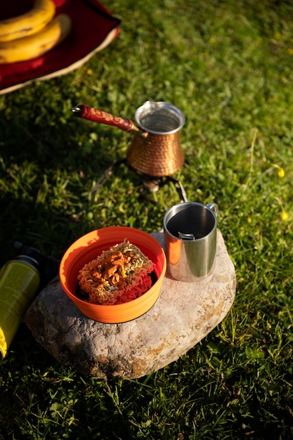 Estilo de vida de campamento de alto ángulo con comida