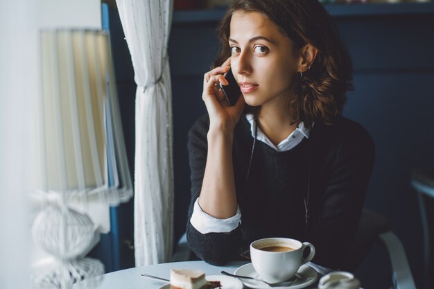 Estilo de vida de la cara sosteniendo el café femenino