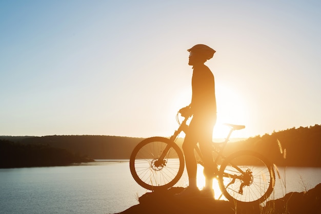 estilo de vida ciclista adolescente joven de la aptitud