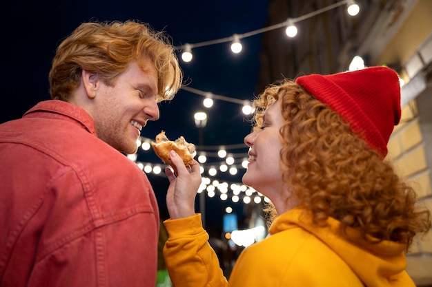 Foto gratuita estilo de vida de cita de pareja por la noche.