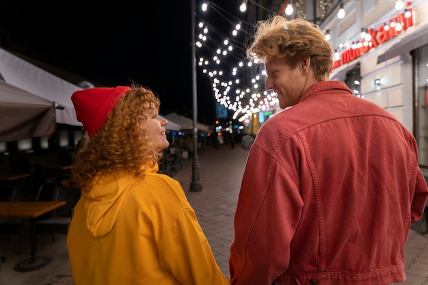 Foto gratuita estilo de vida de cita de pareja por la noche.