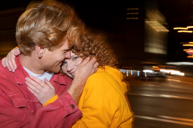 Foto gratuita estilo de vida de cita de pareja por la noche.