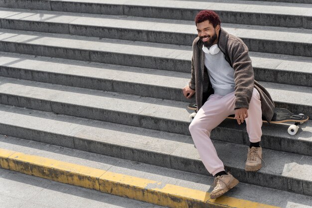 Estilo de vida en la ciudad con el hombre en las escaleras.