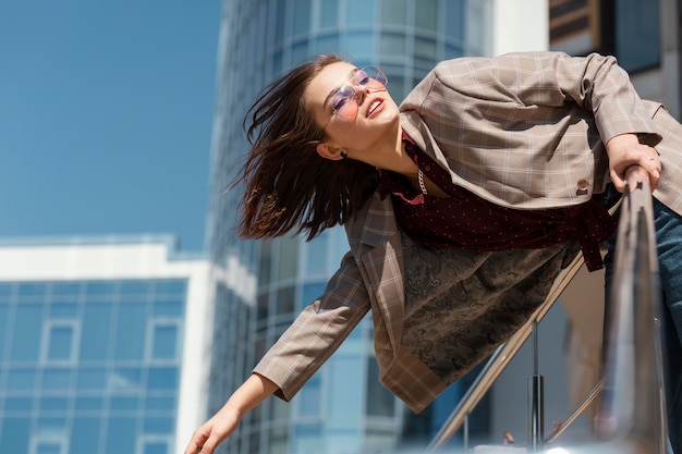 Foto gratuita estilo de vida de la ciudad de mujer sonriente