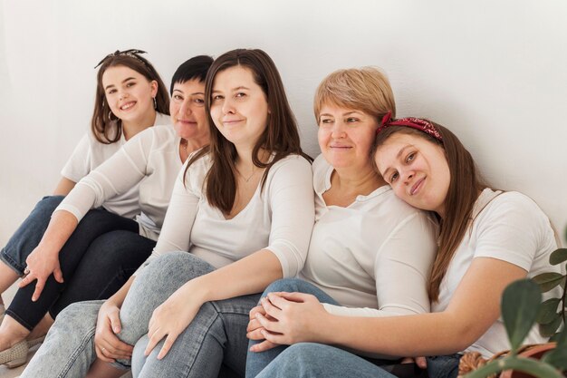 Estilo de vida comunitario femenino apoyado en la pared