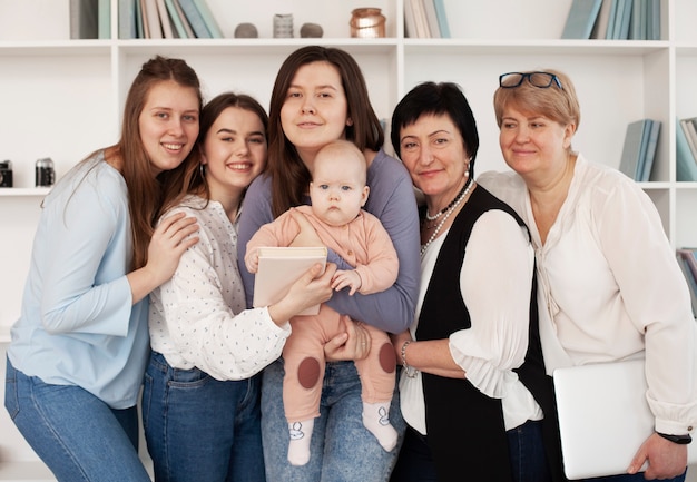 Estilo de vida comunitario femenino y un niño