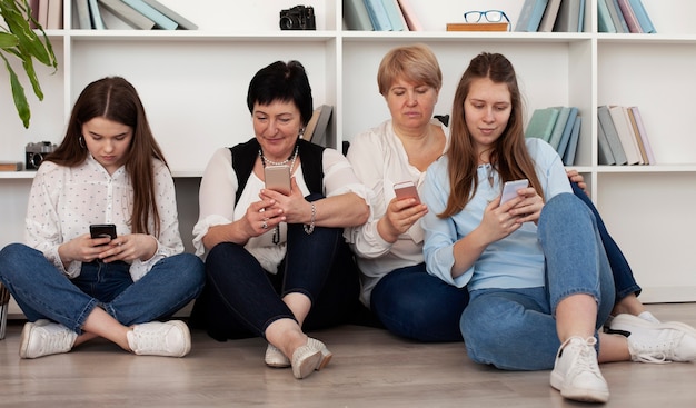 Estilo de vida comunitario de mujeres mirando teléfonos