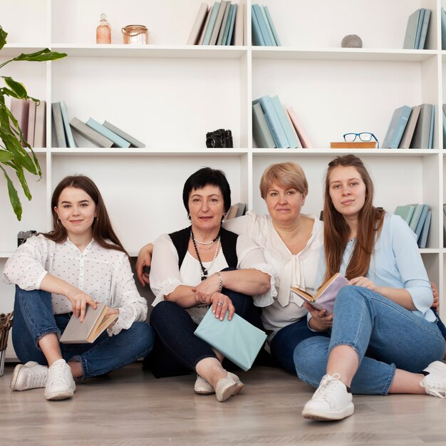 Estilo de vida comunitario de mujeres sentadas en el suelo