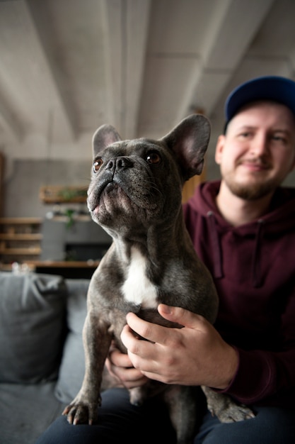 Estilo de vida y cuidado del perro con el dueño.