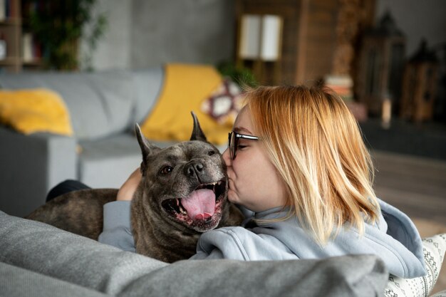 Estilo de vida y cuidado del perro con el dueño.