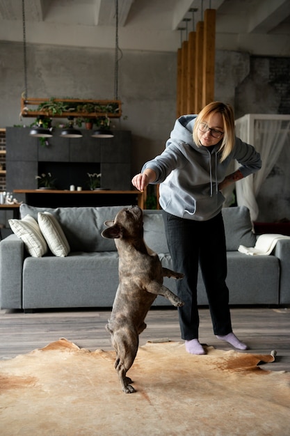 Estilo de vida y cuidado del perro con el dueño.