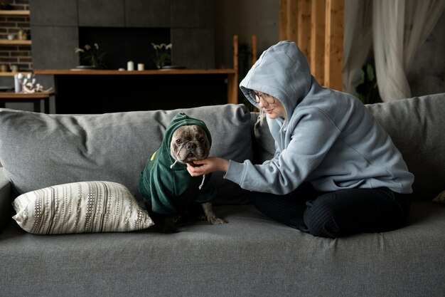 Estilo de vida y cuidado del perro con el dueño.