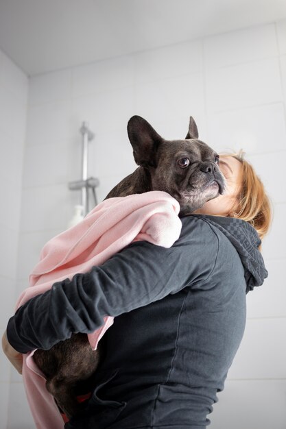 Foto gratuita estilo de vida y cuidado del perro con el dueño.