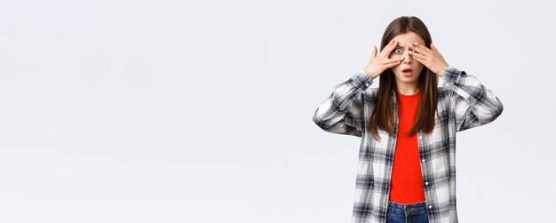 Estilo de vida diferentes emociones actividades de ocio concepto conmocionado y sin palabras joven mujer bonita i