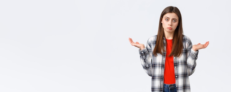 Foto gratuito estilo de vida diferentes emociones concepto de actividades de ocio mujer joven renuente y descuidada encogiéndose de hombros con las manos extendidas hacia los lados no sé no puedo ayudar no tengo idea soporte fondo blanco