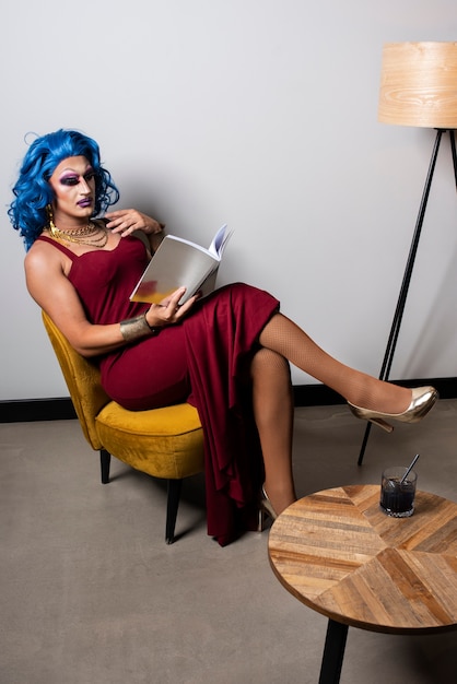 Foto gratuita estilo de vida de drag queen