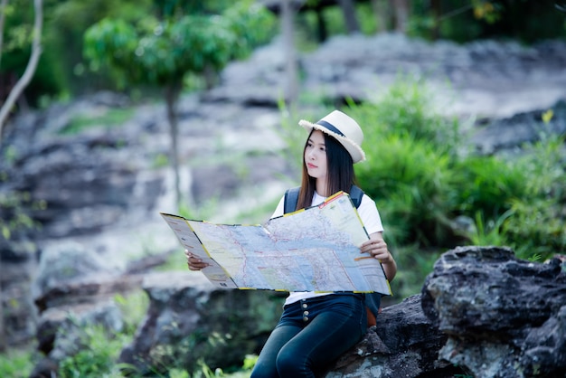 Estilo de vida feliz mujer hermosa torist para viajar en viaje salvaje senderismo durante las vacaciones.