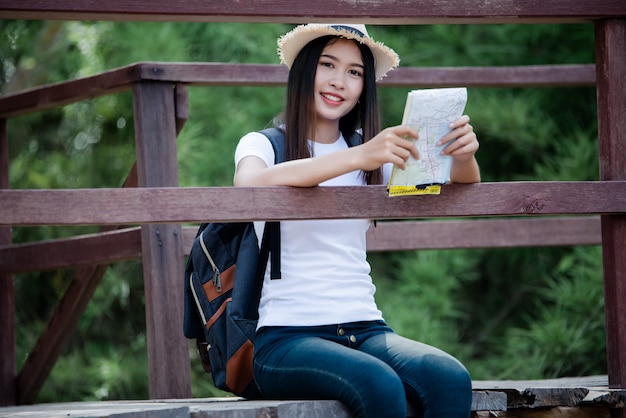 Estilo de vida feliz mujer hermosa torist para viajar en viaje salvaje senderismo durante las vacaciones.