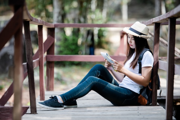 Foto gratuita estilo de vida feliz mujer hermosa torist para viajar en viaje salvaje senderismo durante las vacaciones.