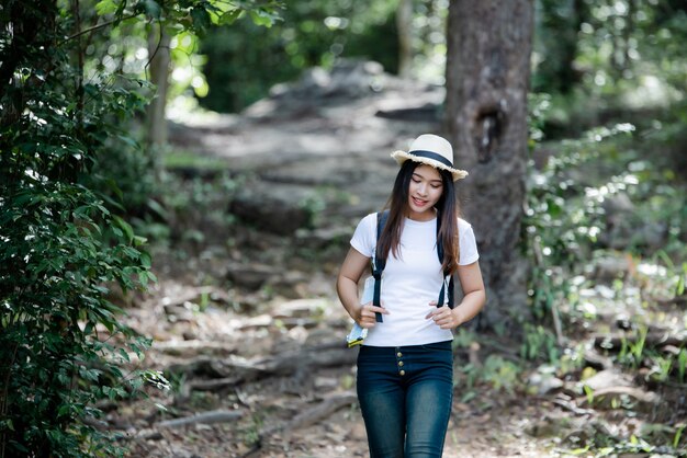 Estilo de vida feliz mujer hermosa torist para viajar en viaje salvaje senderismo durante las vacaciones.