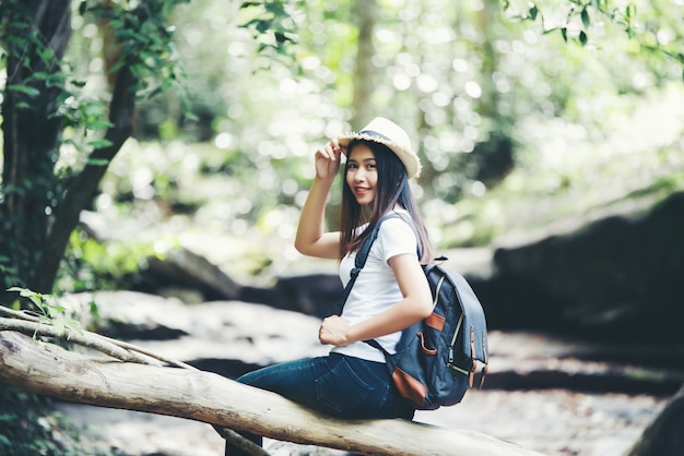 Estilo de vida feliz mujer hermosa torist para viajar en viaje salvaje senderismo durante las vacaciones.