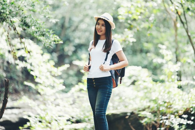 Estilo de vida feliz mujer hermosa torist para viajar en viaje salvaje senderismo durante las vacaciones.