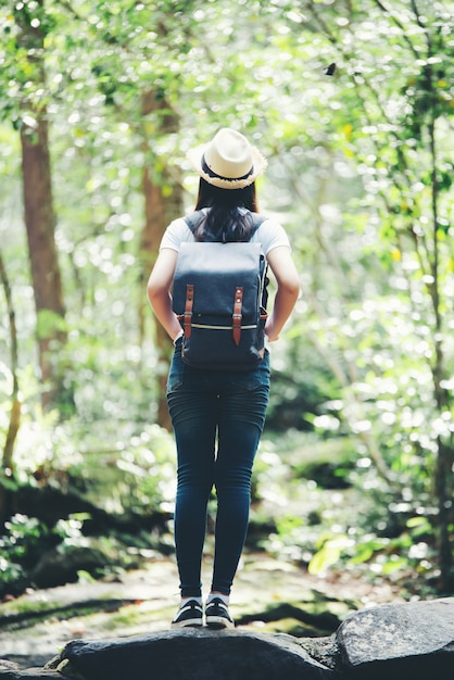 Estilo de vida feliz mujer hermosa torist para viajar en viaje salvaje senderismo durante las vacaciones.