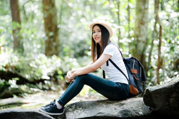 Estilo de vida feliz mujer hermosa torist para viajar en viaje salvaje senderismo durante las vacaciones.